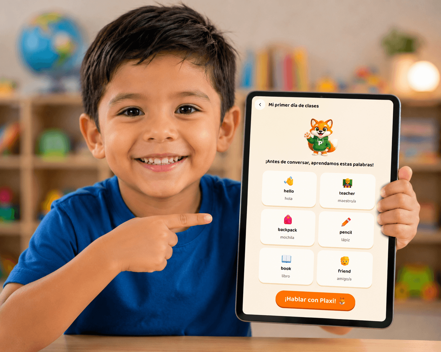 Lucas mostrando su tablet con Plaxigo abierto